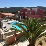 Les Alizes & Lägenhetshotell LʼÎle-Rousse
