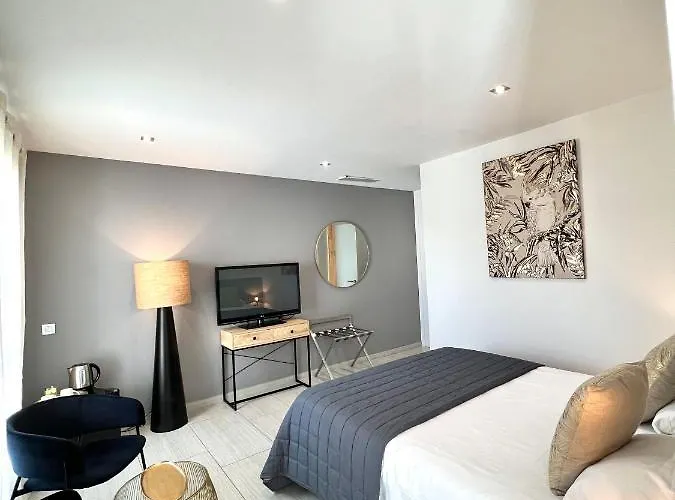 Les Alizes & Aparthotel LʼÎle-Rousse